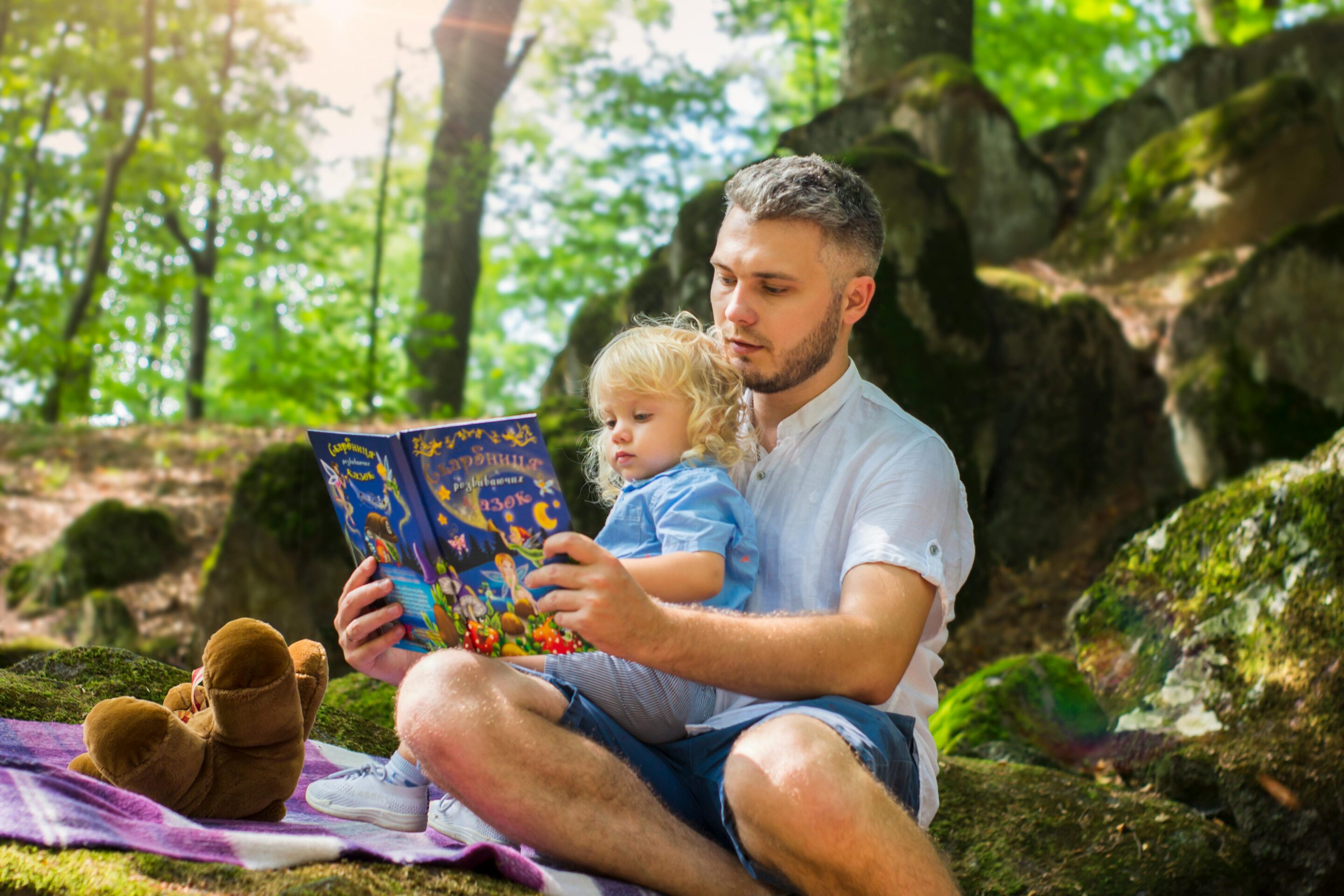 vader leest voor. lezen is belangrijk voor kinderen